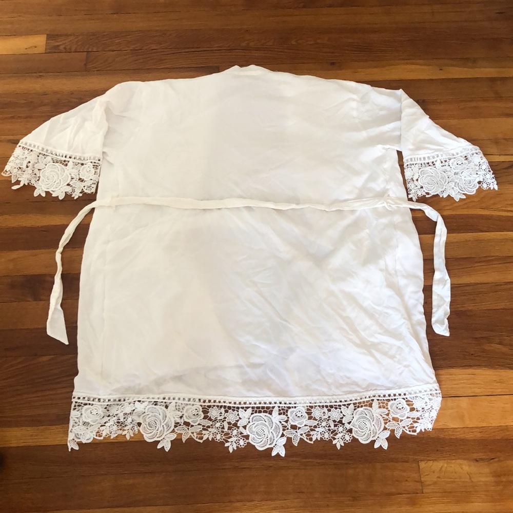 White Laced Robe - Picture 7 of 8
